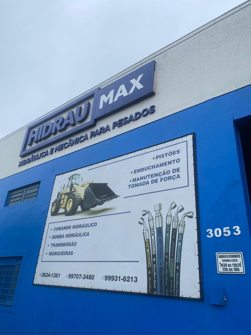 Fachada da HidrauMax com placa dos serviços de hidráulica para pesados